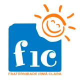 Logotipo da Fraternidade Irmã Clara, com as letras "f", "i" e "c" em branco sobre um fundo azul com bordas irregulares. Acima, há um desenho de um sol sorridente em laranja, e abaixo do logotipo está escrito "Fraternidade Irmã Clara" em letras laranjas.