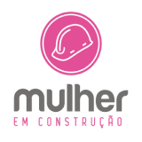 Logotipo do projeto Mulher em Construção. No topo, há um círculo rosa com o desenho de um capacete de construção branco no centro. Abaixo, está escrito "mulher" em letras cinzas e "em construção" em letras rosa.